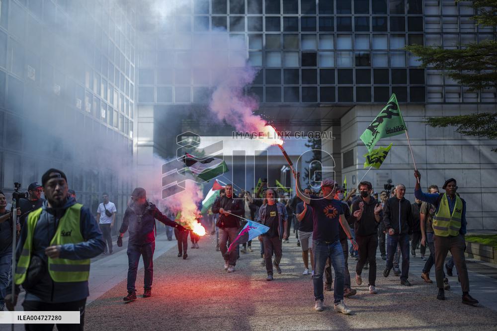 Railway Unions Protesters Inside Bercy - Paris
