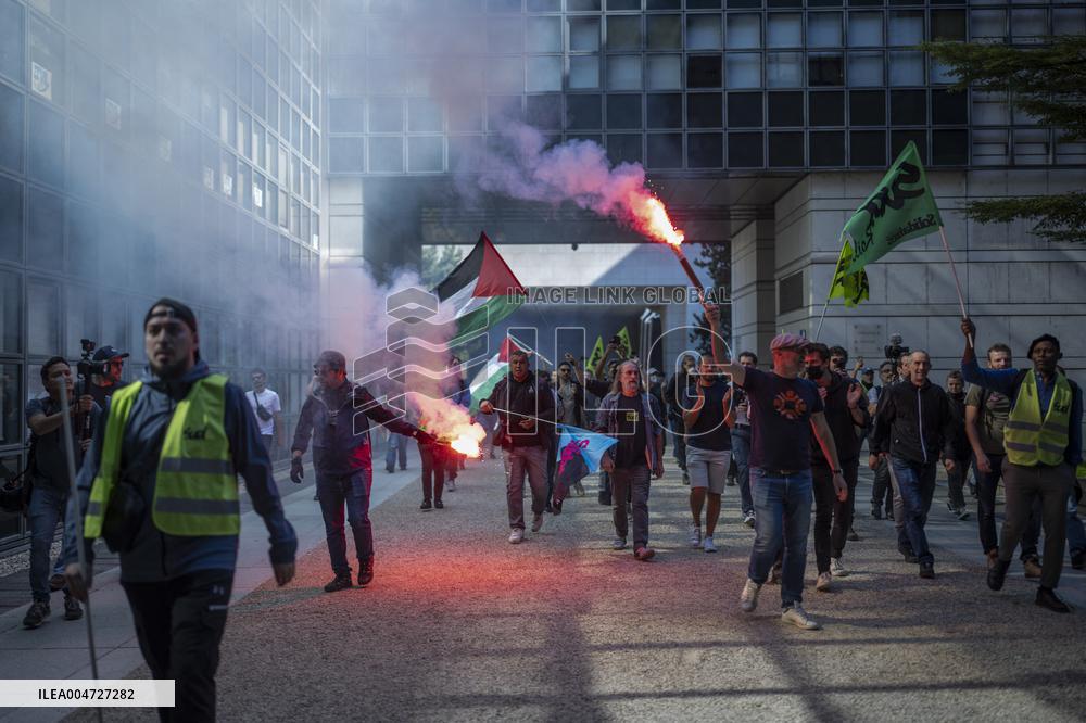 Railway Unions Protesters Inside Bercy - Paris