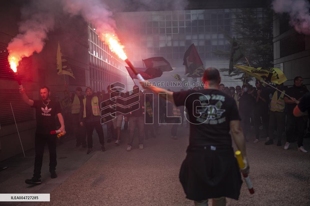 Railway Unions Protesters Inside Bercy - Paris