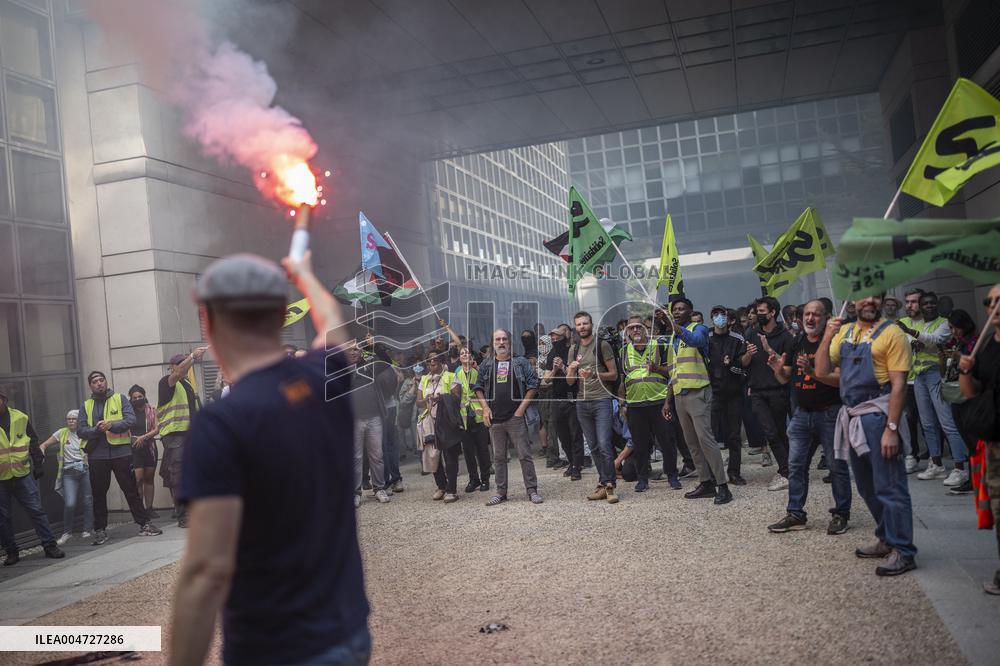 Railway Unions Protesters Inside Bercy - Paris