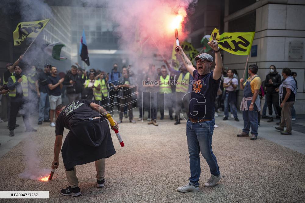 Railway Unions Protesters Inside Bercy - Paris