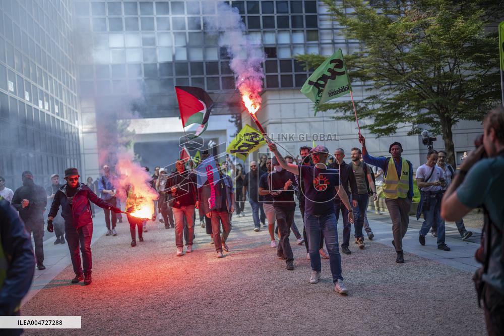 Railway Unions Protesters Inside Bercy - Paris
