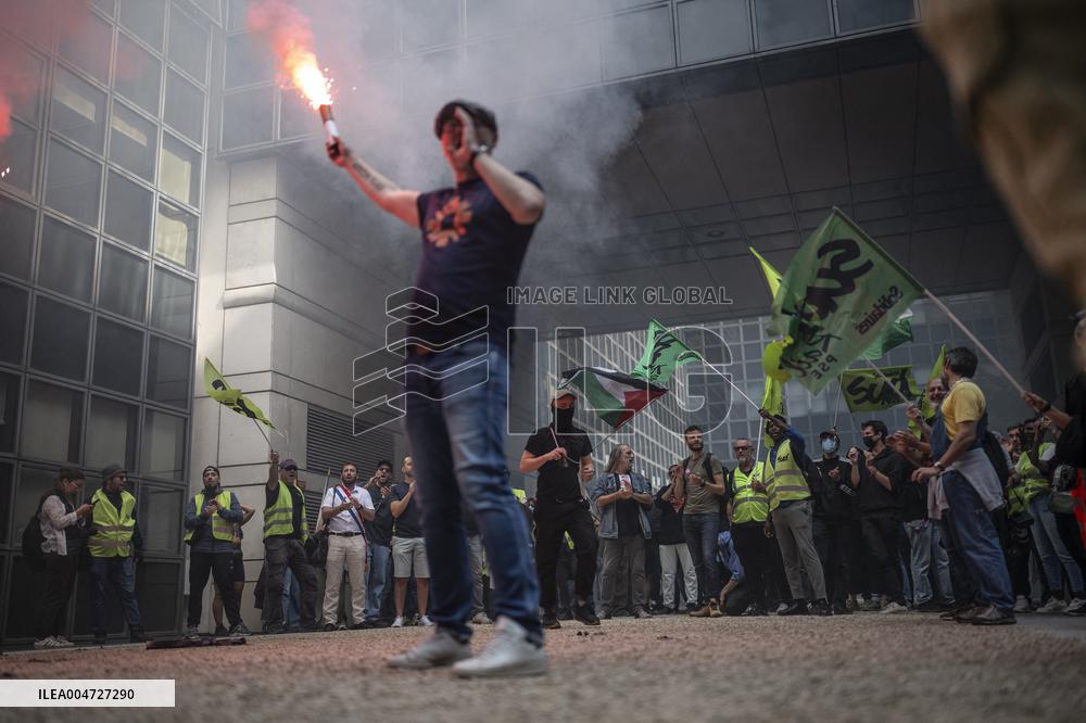 Railway Unions Protesters Inside Bercy - Paris