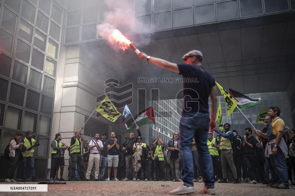 Railway Unions Protesters Inside Bercy - Paris