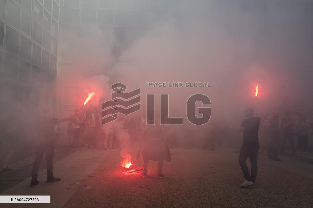 Railway Unions Protesters Inside Bercy - Paris