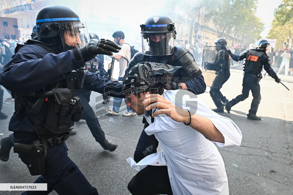 Clashes in a protest against the government in Paris FA
