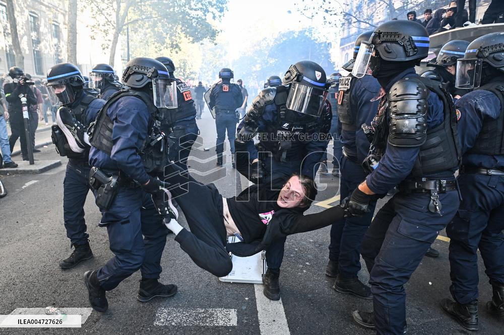 Clashes in a protest against the government in Paris FA