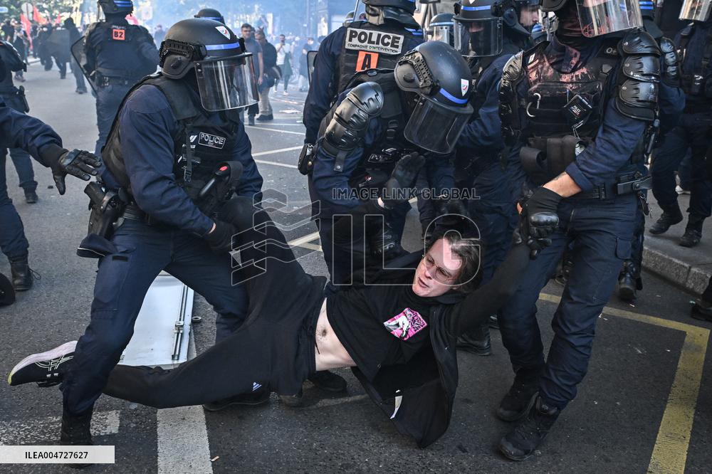 Clashes in a protest against the government in Paris FA