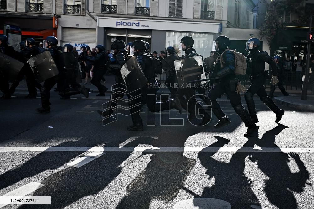Clashes in a protest against the government in Paris FA