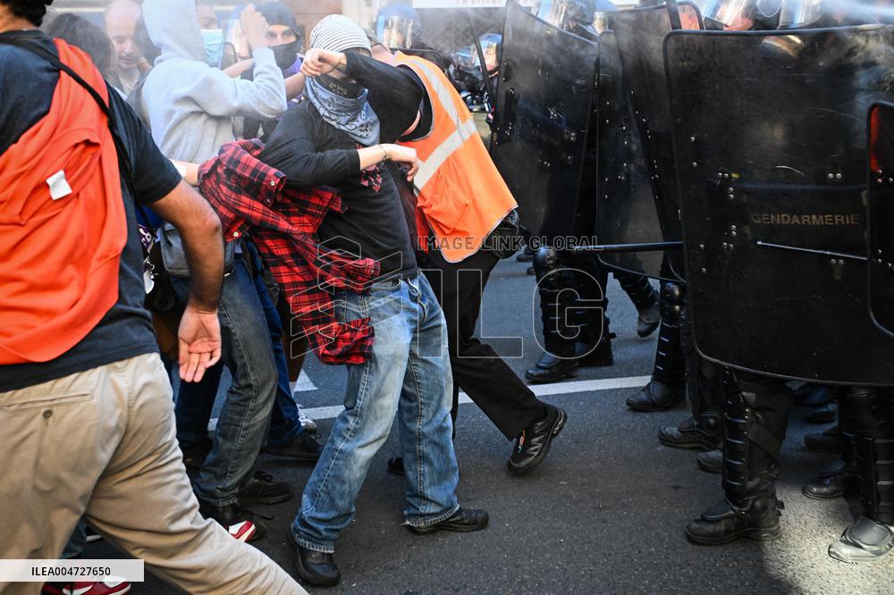 Clashes in a protest against the government in Paris FA