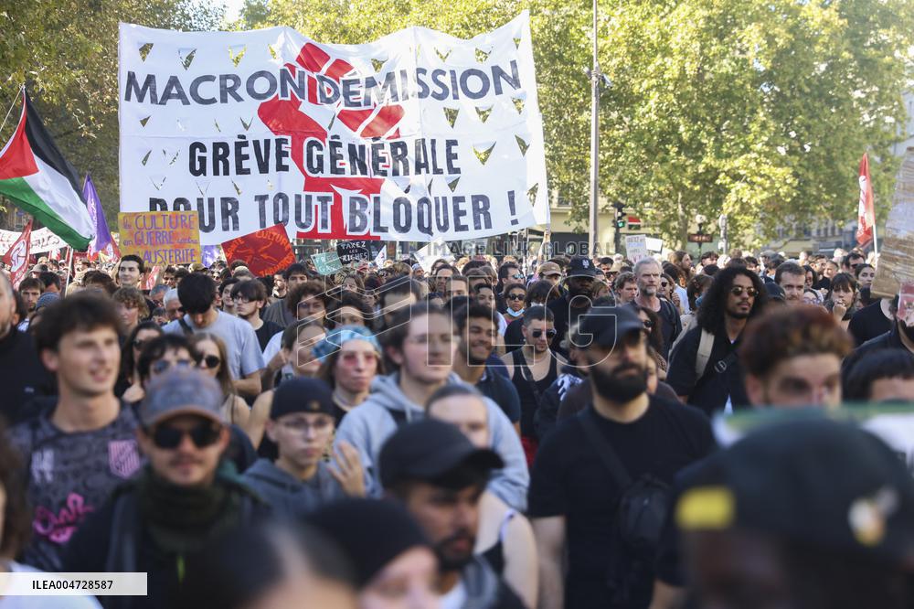 Nationwide Strikes Over Budget - Paris