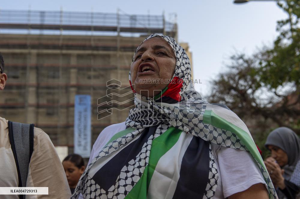 Chanting In Support of Sumud Flotilla - Spain