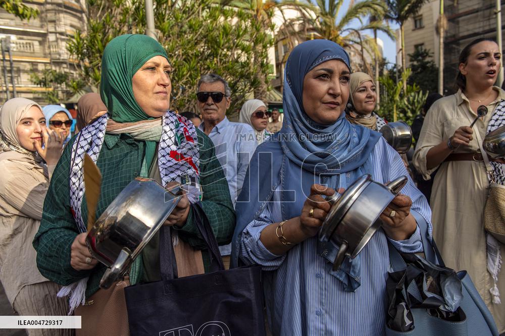 Chanting In Support of Sumud Flotilla - Spain