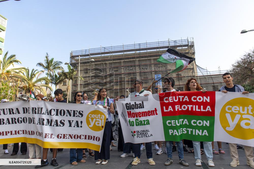 Chanting In Support of Sumud Flotilla - Spain