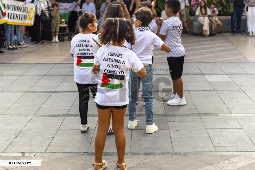 Chanting In Support of Sumud Flotilla - Spain