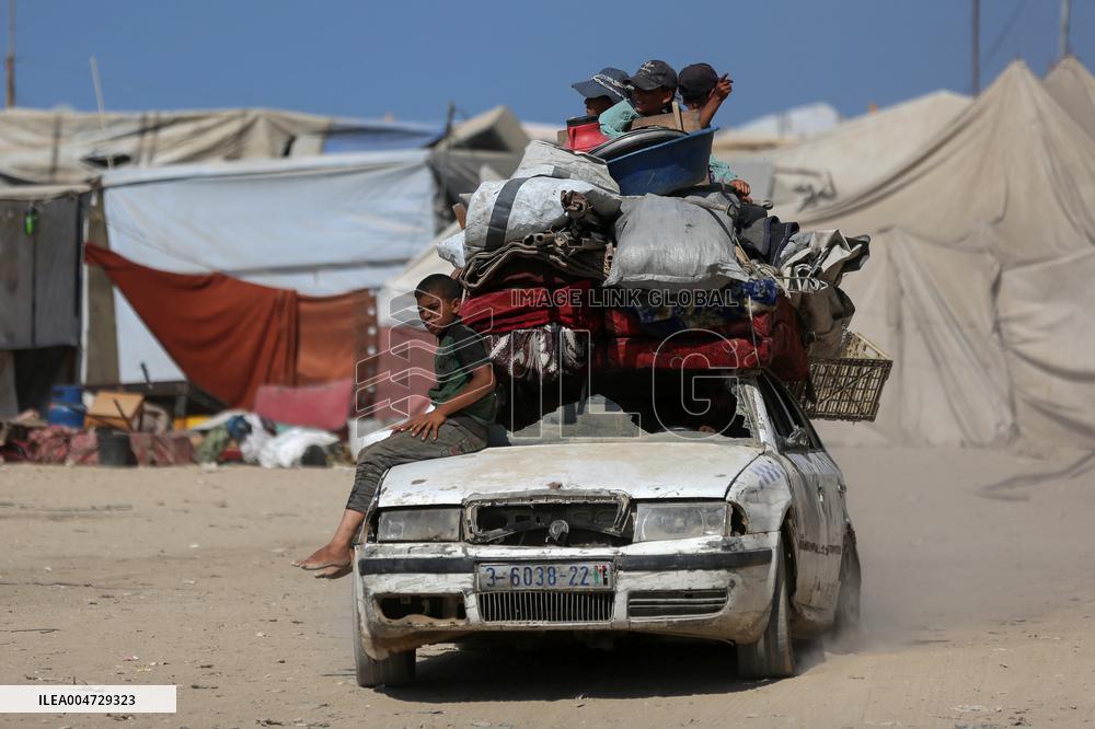 Palestinians Head South After an Israeli Ground Offensive - Gaza