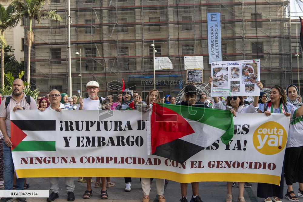 Chanting In Support of Sumud Flotilla - Spain
