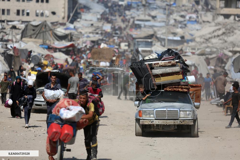 Palestinians Head South After an Israeli Ground Offensive - Gaza