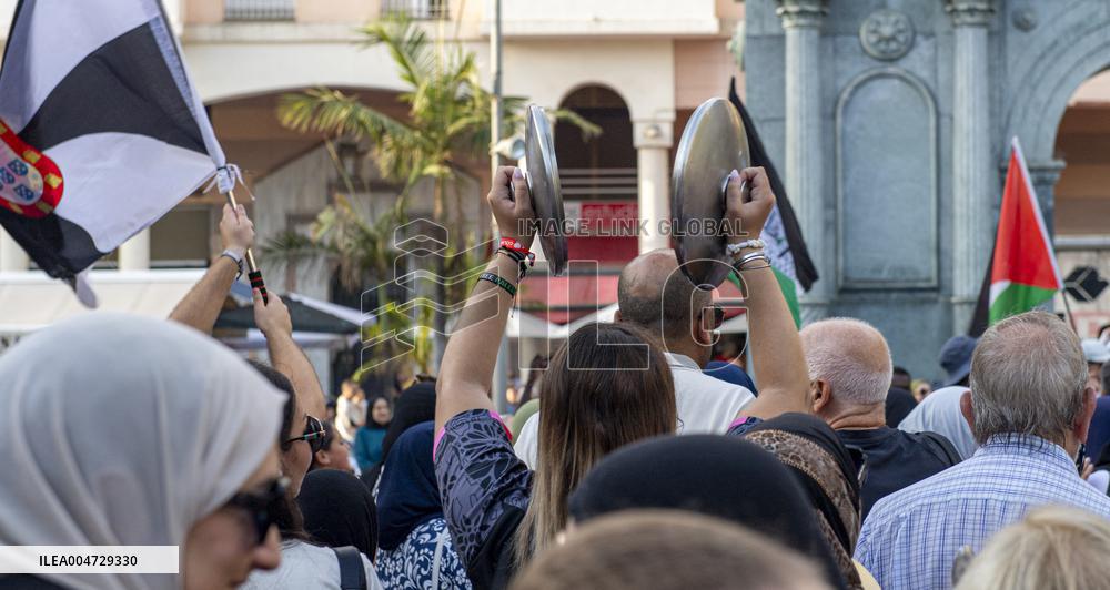 Chanting In Support of Sumud Flotilla - Spain