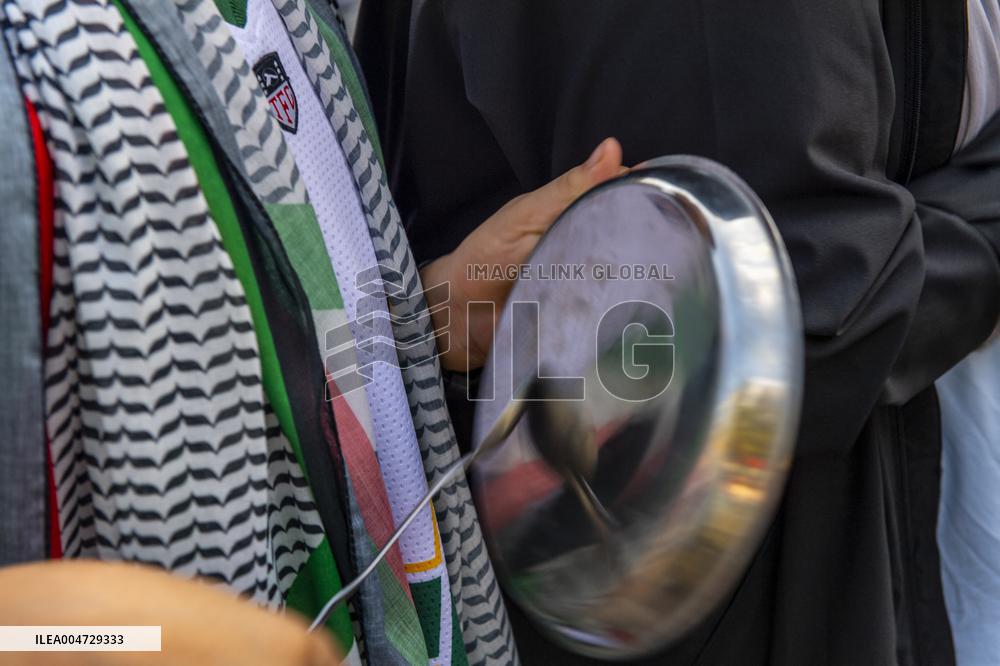 Chanting In Support of Sumud Flotilla - Spain
