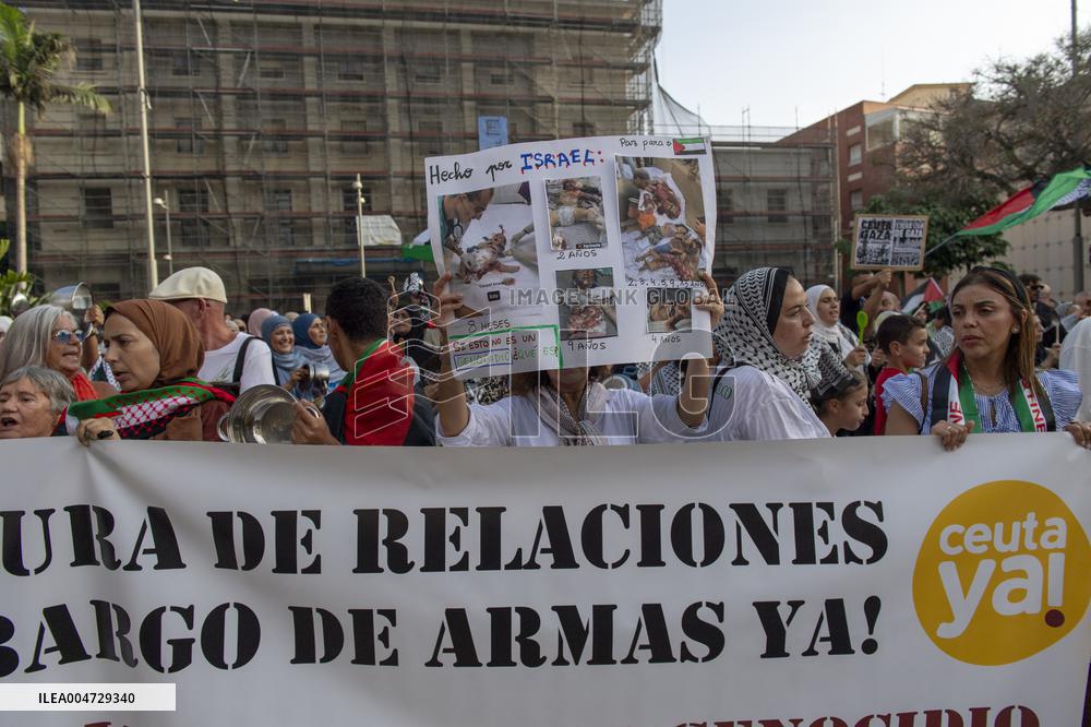 Chanting In Support of Sumud Flotilla - Spain