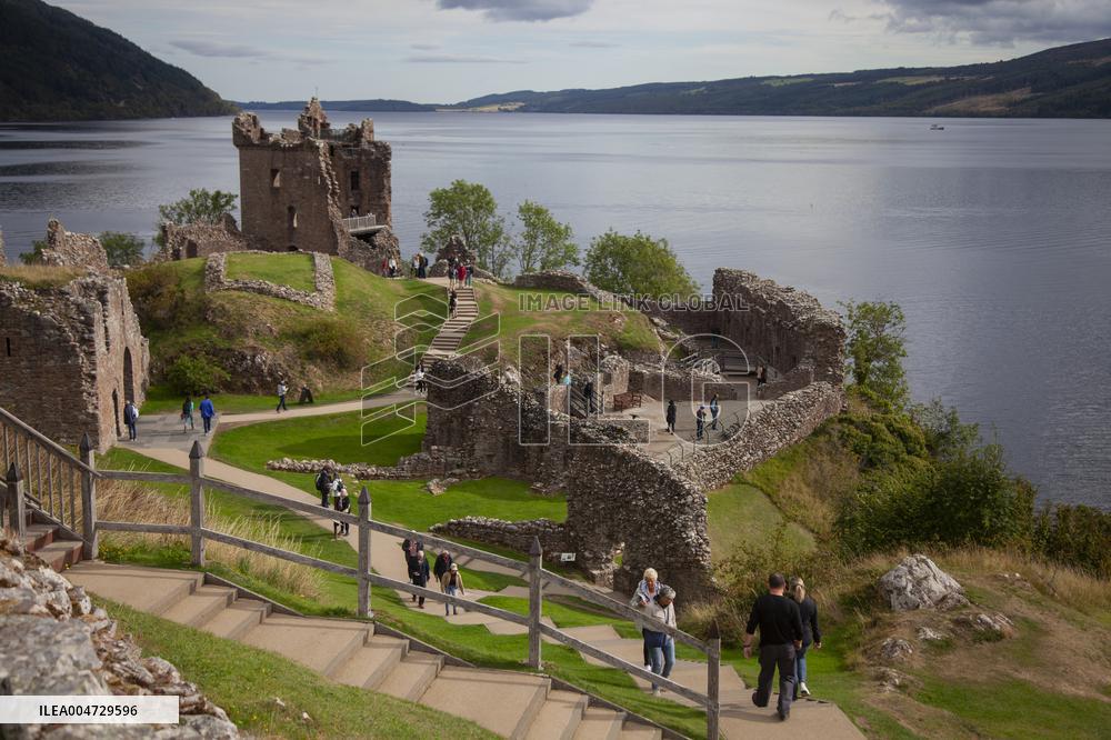Illustration Scotland Highlands Loch Ness Urquhart Castle