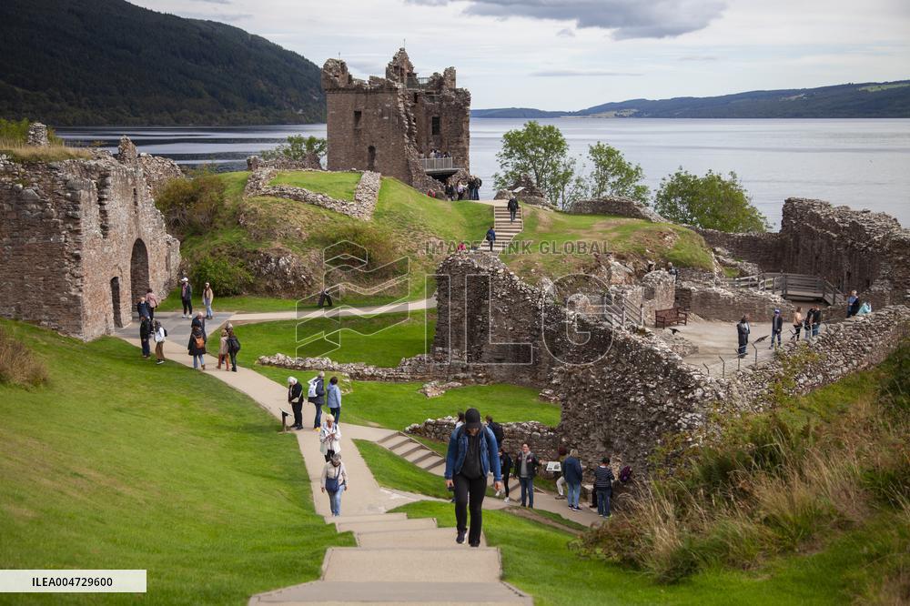 Illustration Scotland Highlands Loch Ness Urquhart Castle