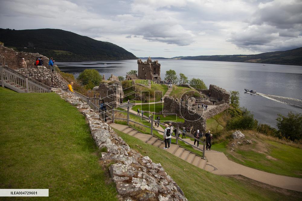Illustration Scotland Highlands Loch Ness Urquhart Castle