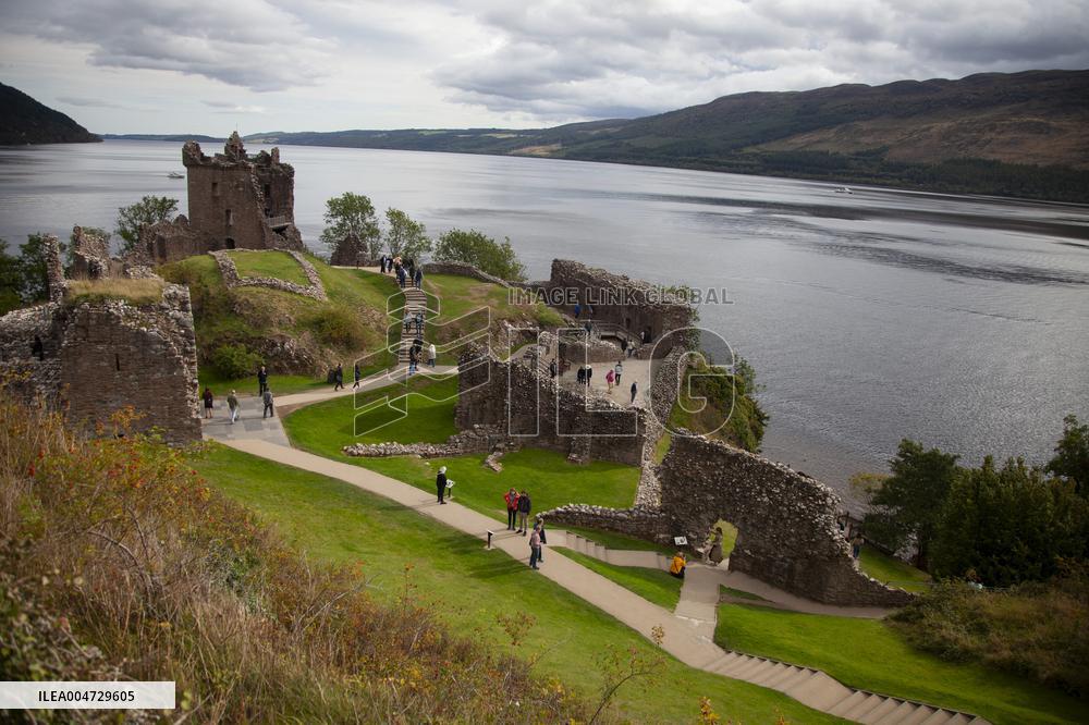 Illustration Scotland Highlands Loch Ness Urquhart Castle