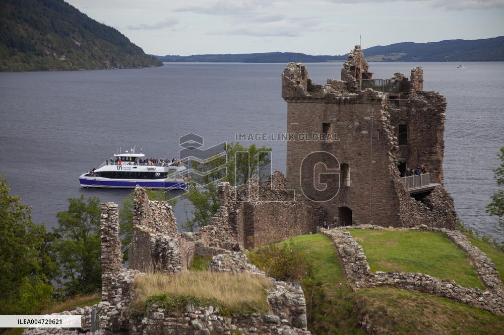 Illustration Scotland Highlands Loch Ness Urquhart Castle
