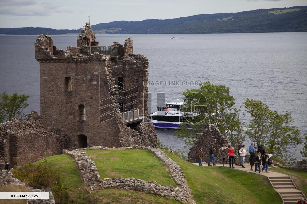 Illustration Scotland Highlands Loch Ness Urquhart Castle