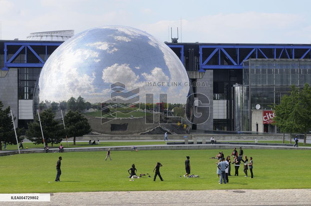 FRANCE. PARIS (75) 19 TH ARR. LA VILLETTE PARK. THE CITE DES SCIENCES ET DE L'INDUSTRIE MUSEUM. THE GEODE CINEMA