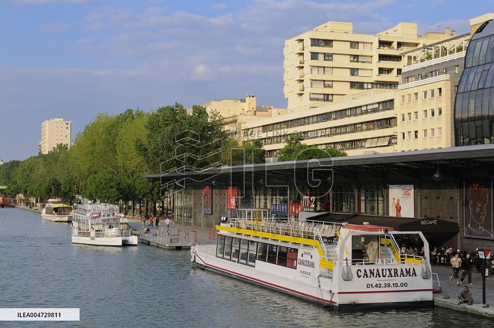 FRANCE, ILE DE FRANCE (75) PARIS, 19 TH ARRONDISSEMENT, BASSIN DE LA VILLETTE, CINEMA MK2 AND THE CRUISE BOAT CANAUXRAMA