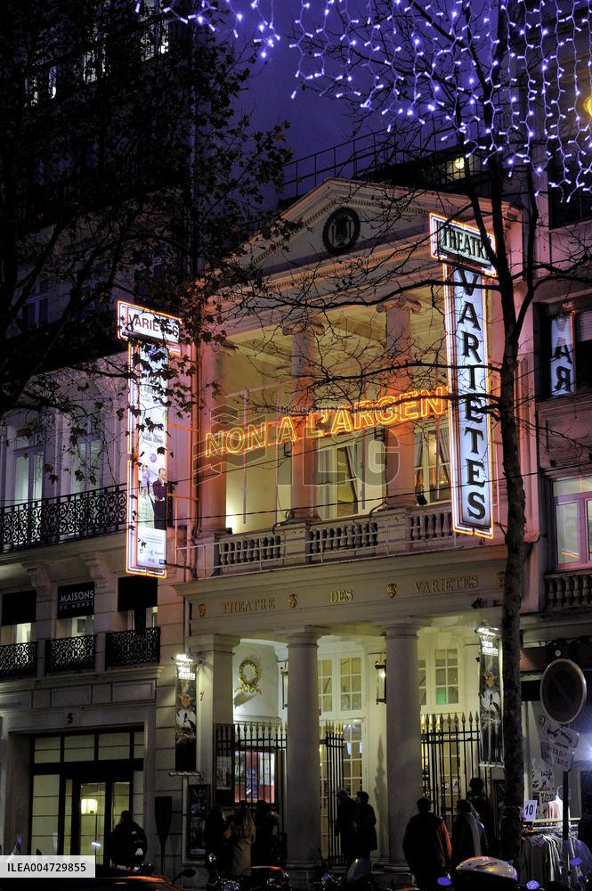 FRANCE, PARIS (75) 2ND AND 9TH ARRONDISSEMENT, LES GRANDS BOULEVARDS AT CHRISTMAS TIME, THE THEATRE DES VARIETES ON BOULEVARD MO
