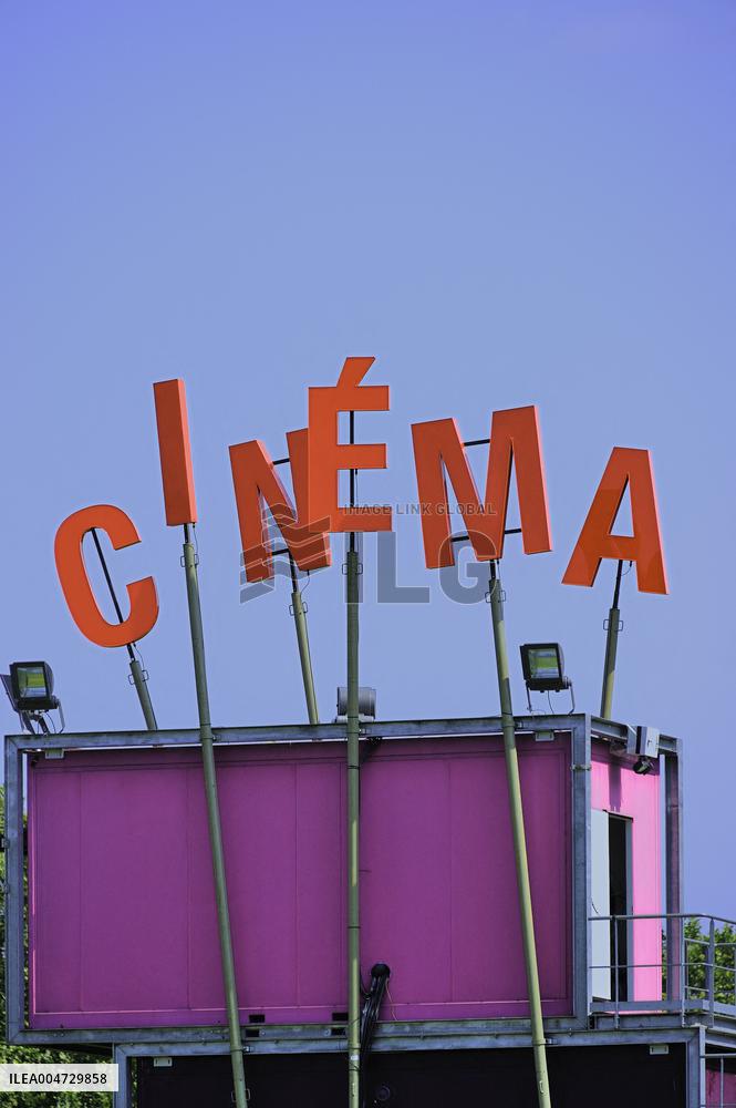 FRANCE, PARIS (75) 19TH ARRONDISSEMENT, PARC DE LA VILLETTE, OUTDOOR CINEMA