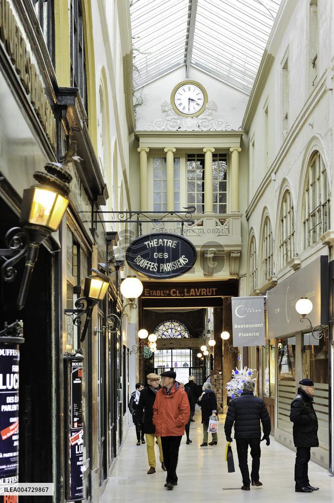 FRANCE, PARIS (75) 2ND ARRONDISSEMENT, PASSAGE CHOISEUL AT CHRISTMAS TIME, THEATRE DES BOUFFES PARISIENS