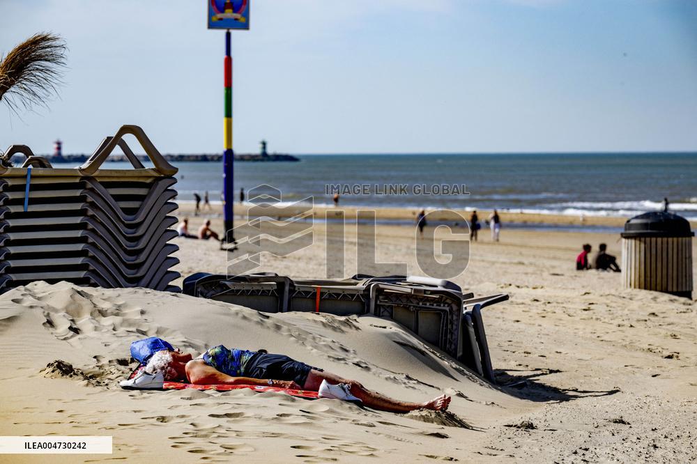 Beachgoers Enjoy Late Summer Warm Weather - Netherlands