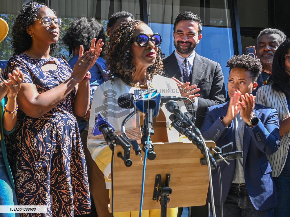 Mamdani Campaigns in Allan’s Bakery in Brooklyn, NY