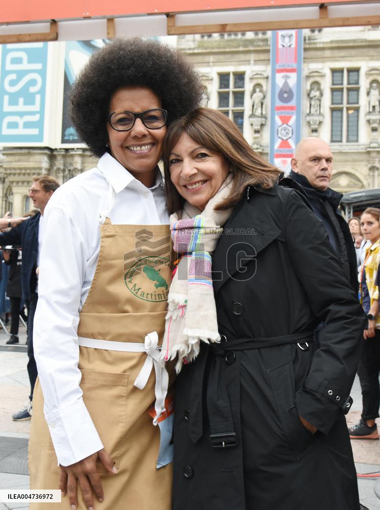 Anne Hidalgo At The Start Of The Waiters Race - Paris
