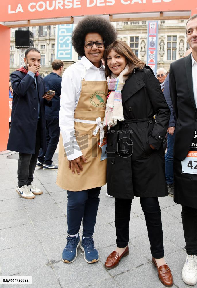Anne Hidalgo At The Start Of The Waiters Race - Paris