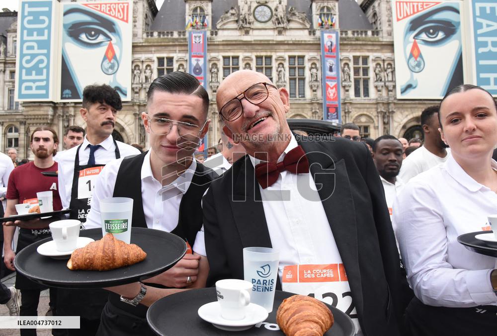 Anne Hidalgo At The Start Of The Waiters Race - Paris