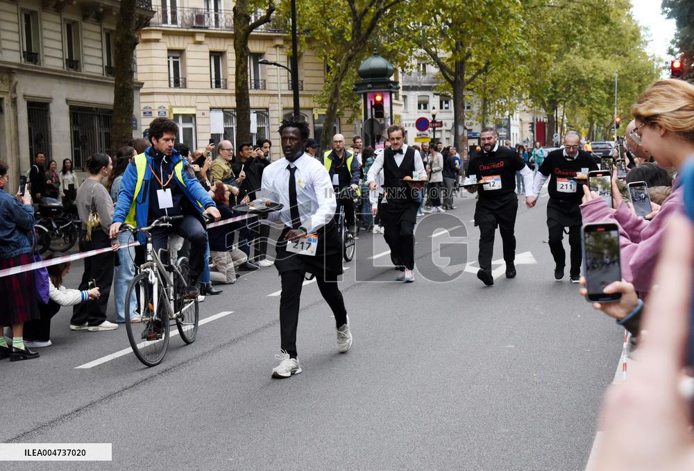 Anne Hidalgo At The Start Of The Waiters Race - Paris