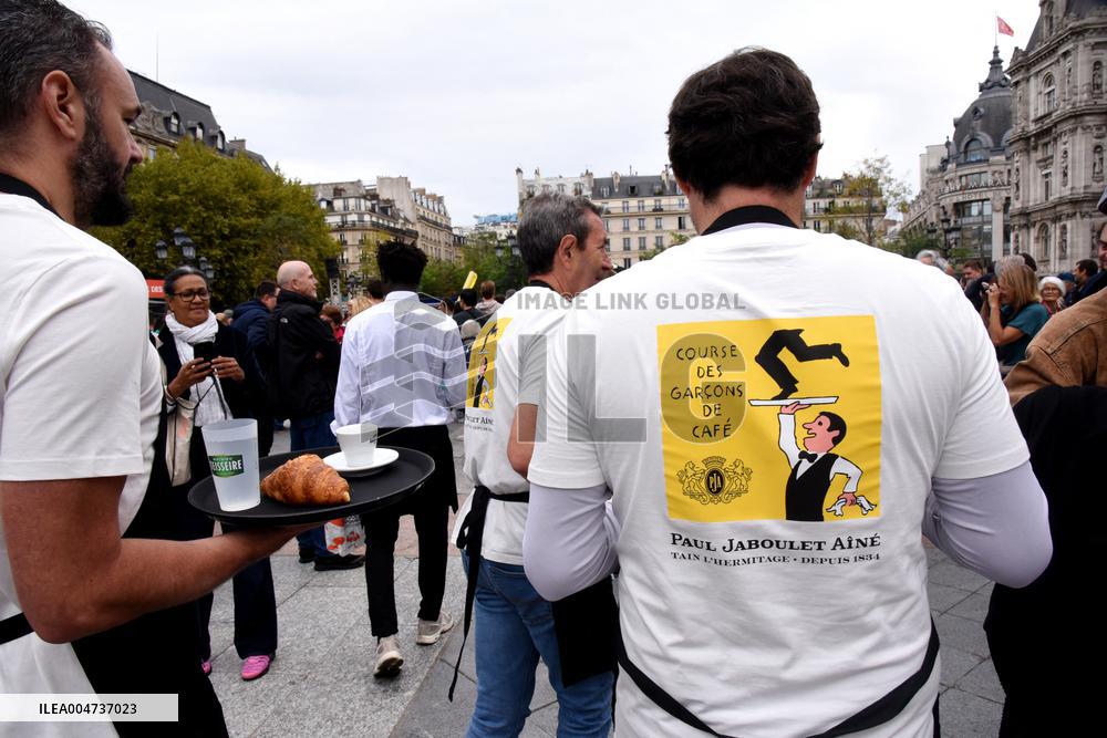 Anne Hidalgo At The Start Of The Waiters Race - Paris