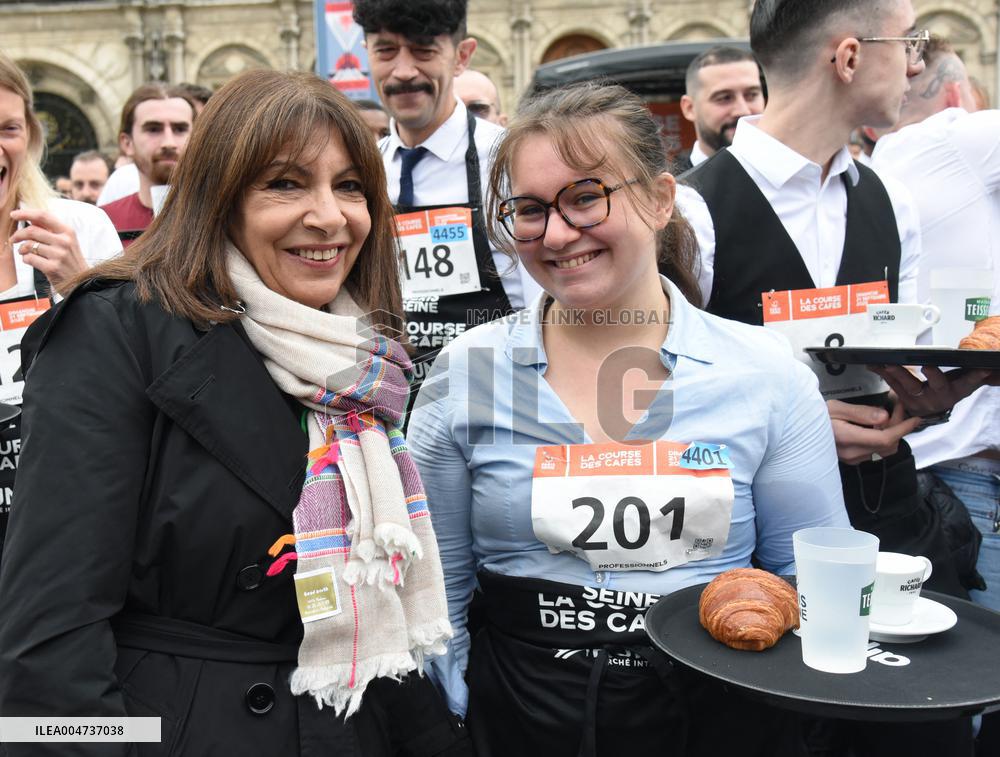 Anne Hidalgo At The Start Of The Waiters Race - Paris