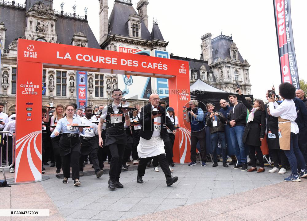 Anne Hidalgo At The Start Of The Waiters Race - Paris