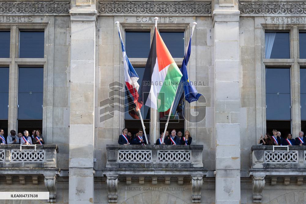 Palestinian flag raising ceremony at Saint-Denis town hall - Saint-Denis