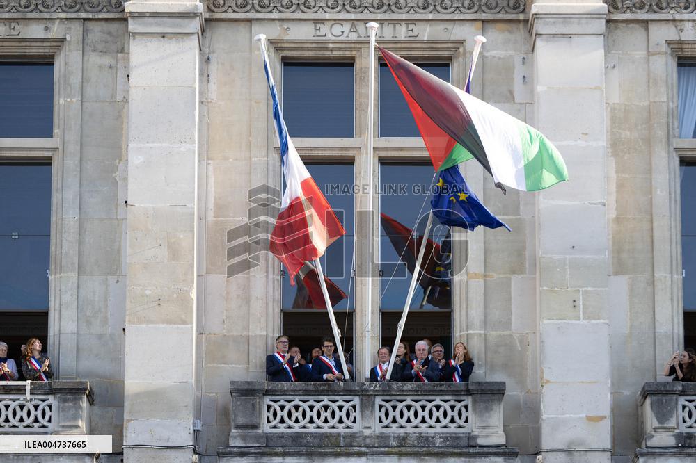 Palestinian flag raising ceremony at Saint-Denis town hall - Saint-Denis