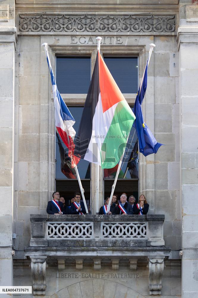 Palestinian flag raising ceremony at Saint-Denis town hall - Saint-Denis