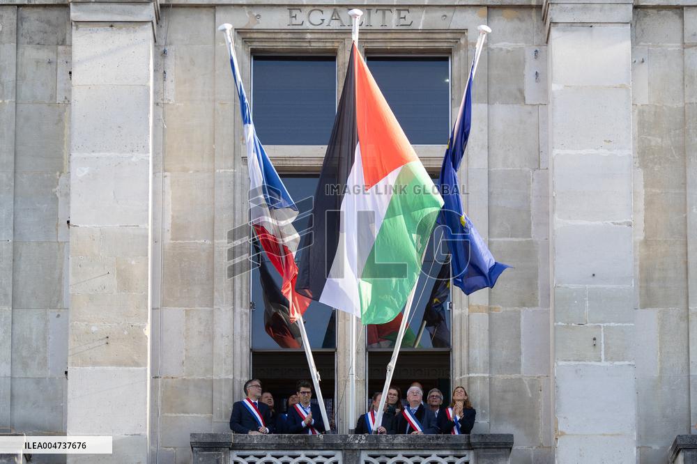 Palestinian flag raising ceremony at Saint-Denis town hall - Saint-Denis
