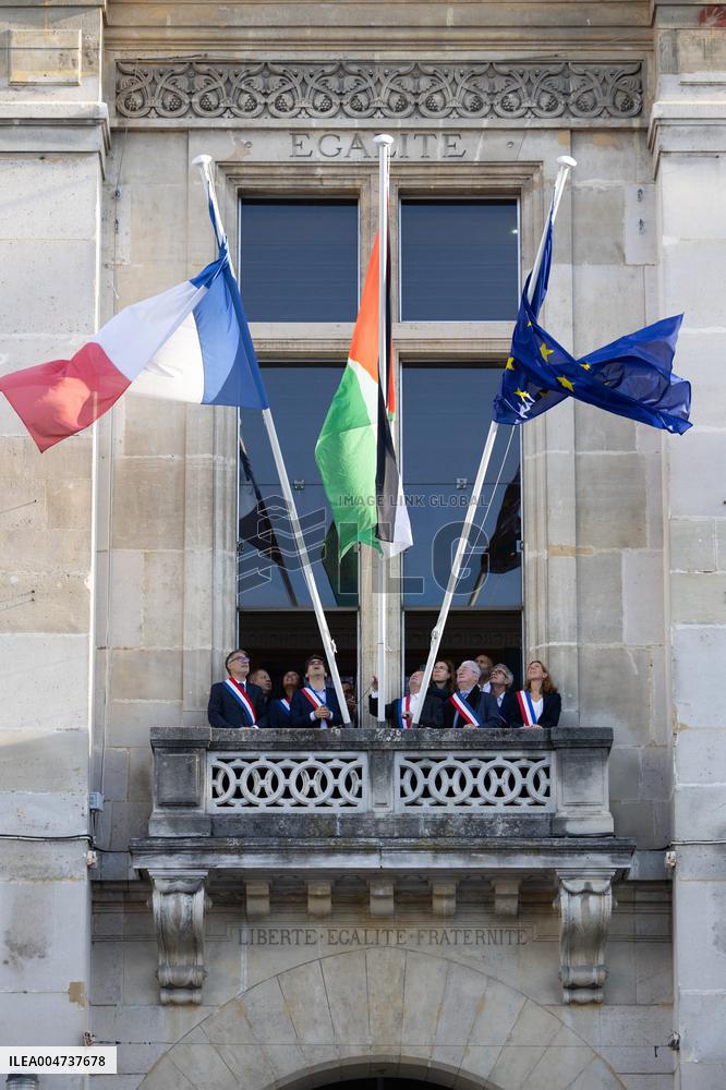 Palestinian flag raising ceremony at Saint-Denis town hall - Saint-Denis